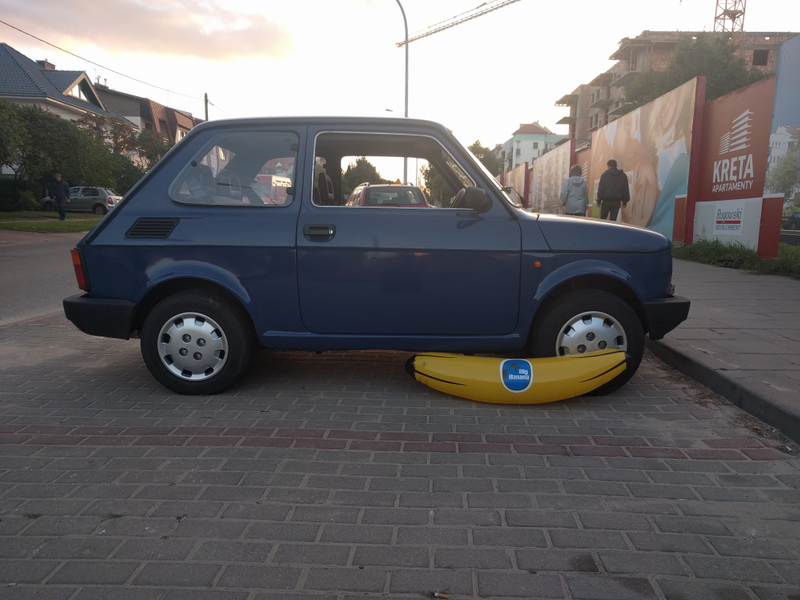 Illustration for article titled Fiat 126p size - banana for scale